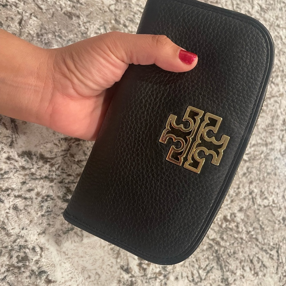 Tory burch zip around wallet